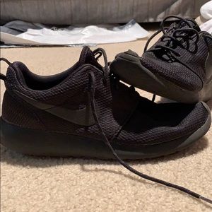 Black nike roshes